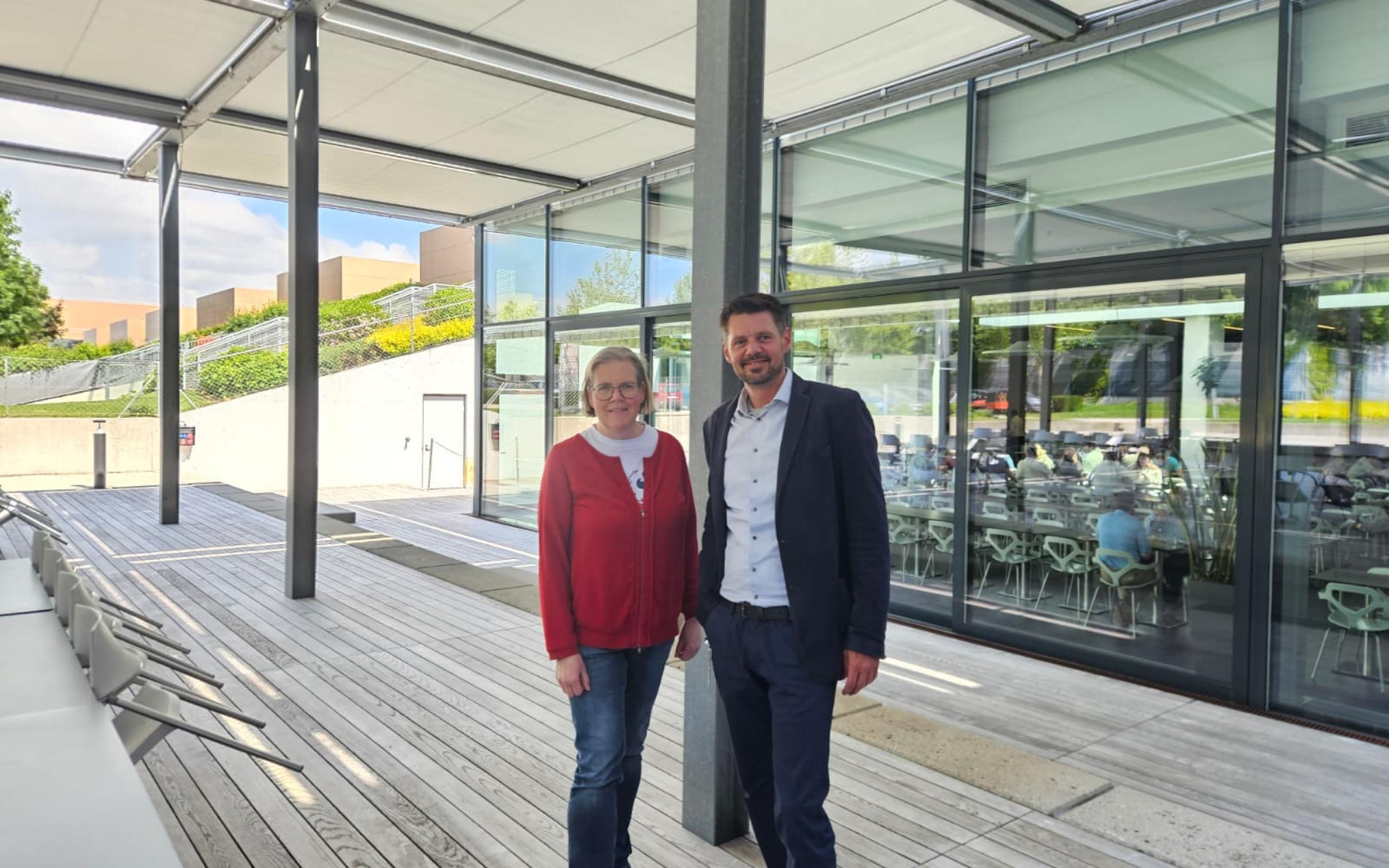Zwei Menschen auf der Terrasse